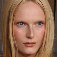 Alex Consani Desnuda