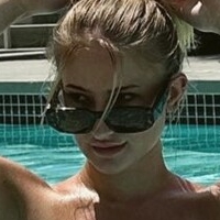 AstaBush Desnuda