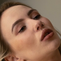 Bella Mur Desnuda